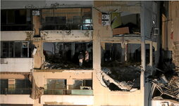 Investigadores libaneses, en la atacada oficina de Hamas en Beirut.