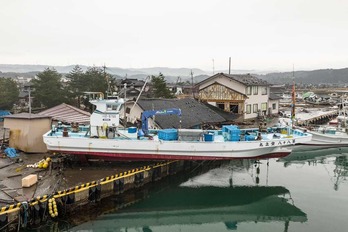 Un barco fuera del puerto por el efecto del terremoto en Suzu.