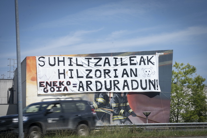 Pancarta en el parque de Garbera en la que los bomberos denuncian su situación, el pasado mes de agosto.