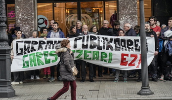 Protesta el martes en Bilbo contra el anuncio de retirada de descuentos: este jueves se repetirá ante la movilzación del Consorcio.