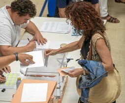Imagen de una mujer votando el 23 de julio.