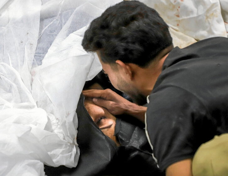 Un hombre llora junto al cadáver de una familiar muerta en el atentado de Kerman.