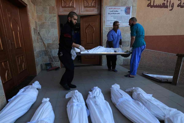 Sanitarios alinean cadáveres de las familias Salah y Abu Hatab en Khan Younis, Gaza. 