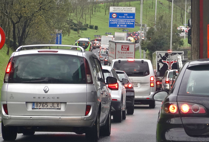 Auto ilarak Bilbon, istripu bat dela eta, artxiboko irudi batean.