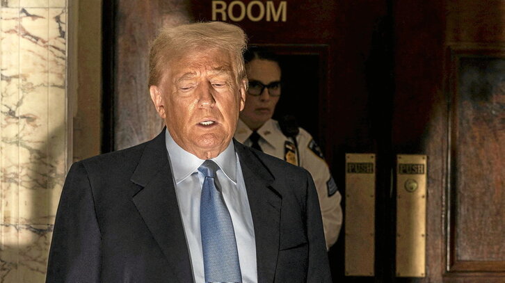 Donald Trumpen agerraldia 2023ko urriaren 18an New Yorkeko epaitegiaren aurrean, non iruzur auzi bategatik deklaratu zuen.