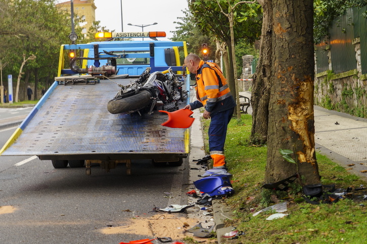 Un operario retira una moto siniestrada el año pasado en Donostia.