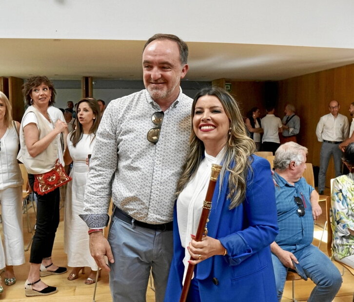 Peñas, con Javier Esparza, al asumir la vara de mando.