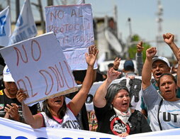 Imagen de una protesta contra el DNU, el 28 de diciembre en La Matanza, Buenos Aires.