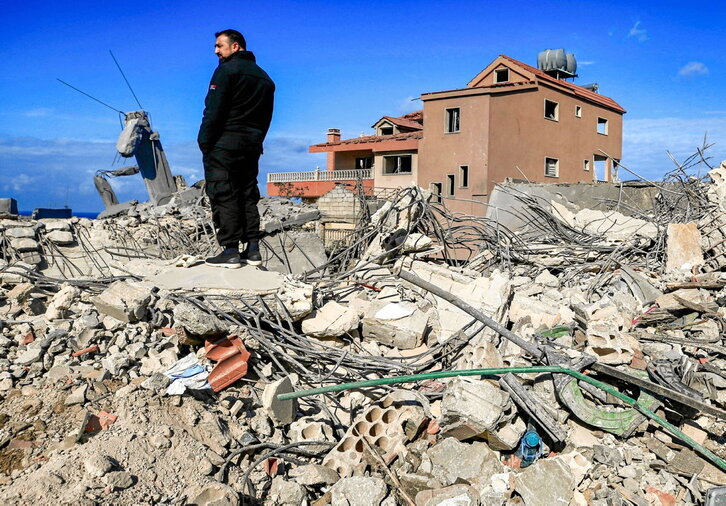 Un hombre, sobre los restos de una vivienda destruida por el Ejército israelí en Naqura, en el sur de Líbano.