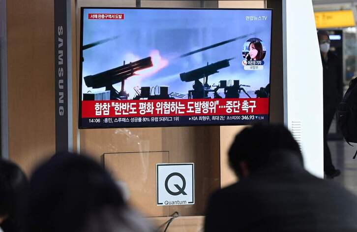 Vecinos de Seúl observan las informaciones de la televisión surcoreana sobre el ataque atribuido a Pyongyang.