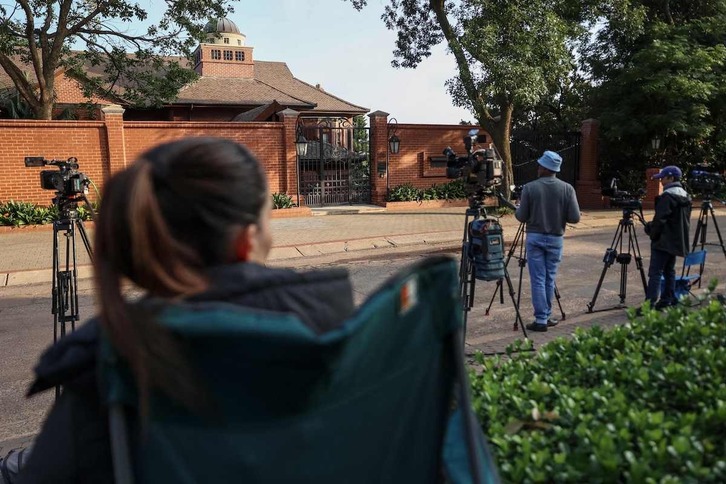 Periodistas apostados ante el domicilio de Pistorius en Pretoria.