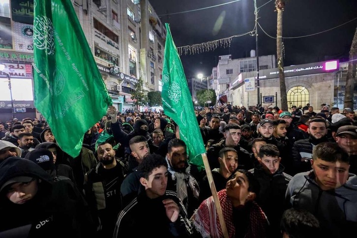 Banderas verdes de Hamas en las calles de Ramallah en una protesta el pasado martes.