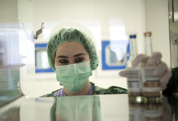 Una trabajadora del hospital de Galdakao, con Mascarilla.