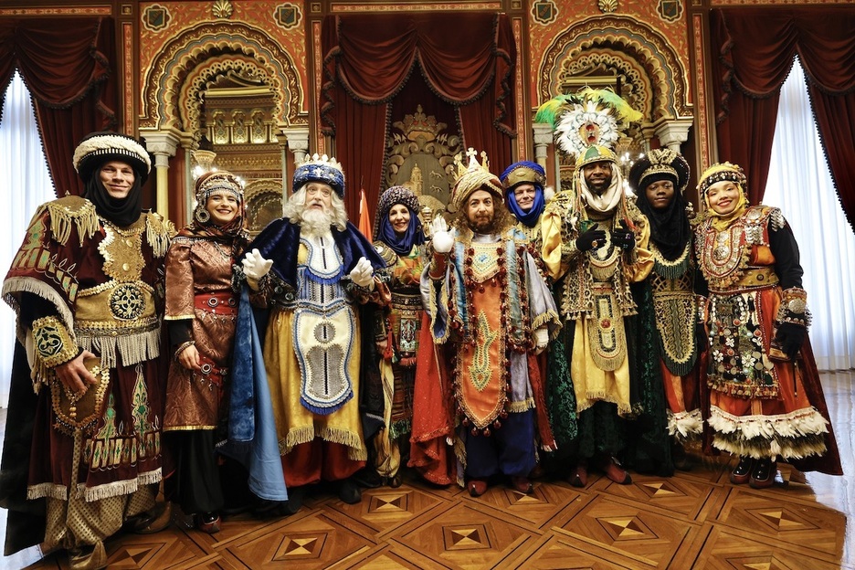 Los reyes y su cohorte posan en el Salón Arabe del Ayuntamiento de Bilbo.