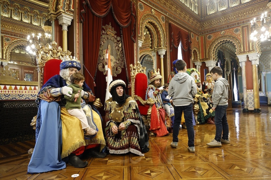 El Salón Árabe acogio la recepción a los reyes magos en Bilbo.