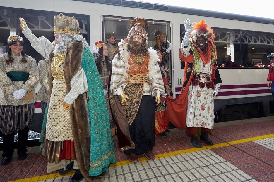 Los Reyes Magos volvieron a llegar a Gasteiz en tren.