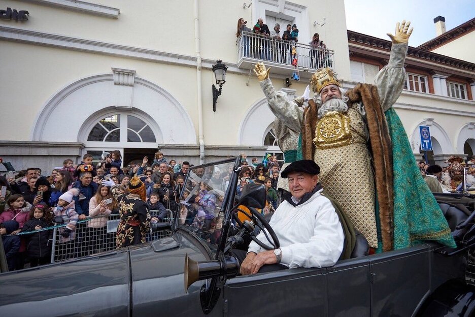 Aclamados a su llegada a la capital alavesa.