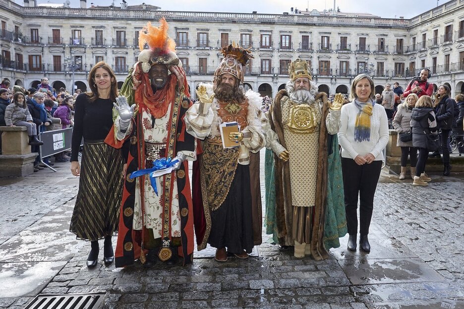 Los magos fueron recibidos por las autoridades municipales en Bilbo.