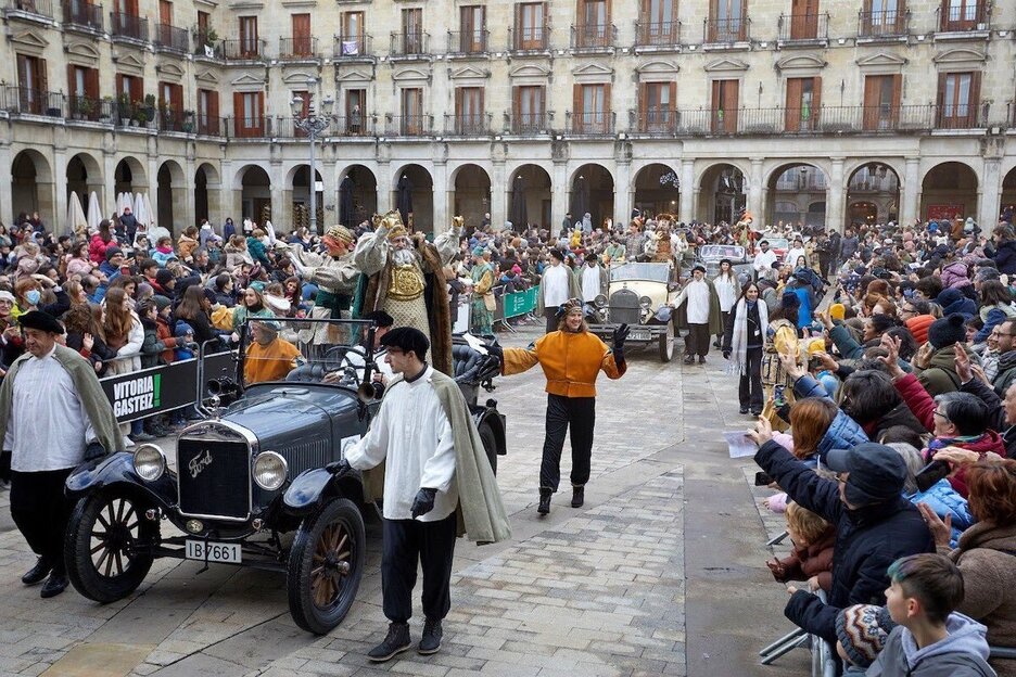 Los Reyes Magos a su llegada a la Plaza Nueva de Gasteiz.