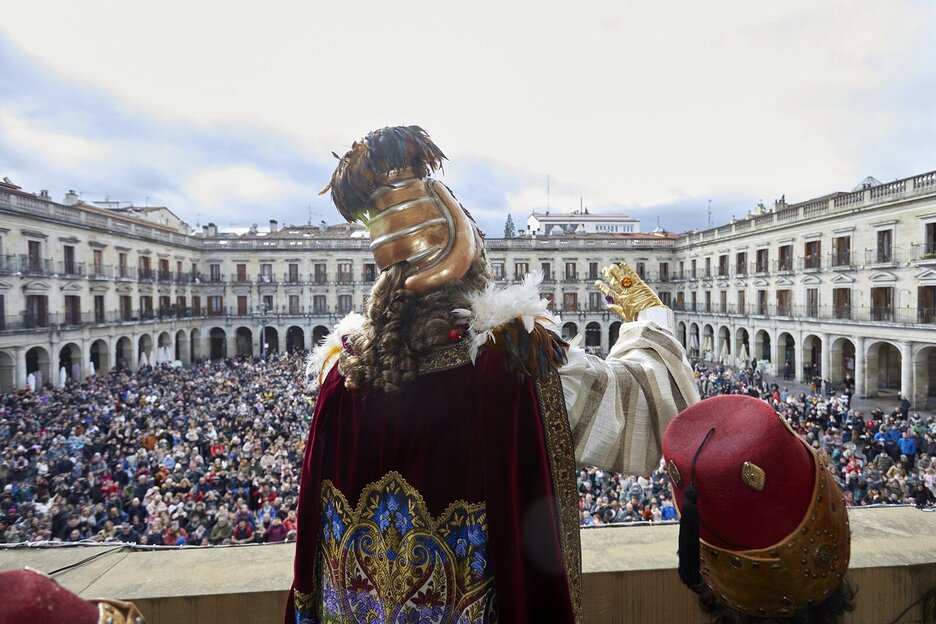 Saludo a la multitud desde la balconada del Consistorio gasteiztarra.