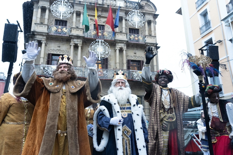 Los Reyes Magos ante la casa consistorial de Iruñea.