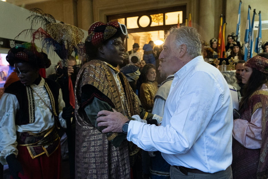 El alcalde de Iruñea departe con el rey Baltasar.