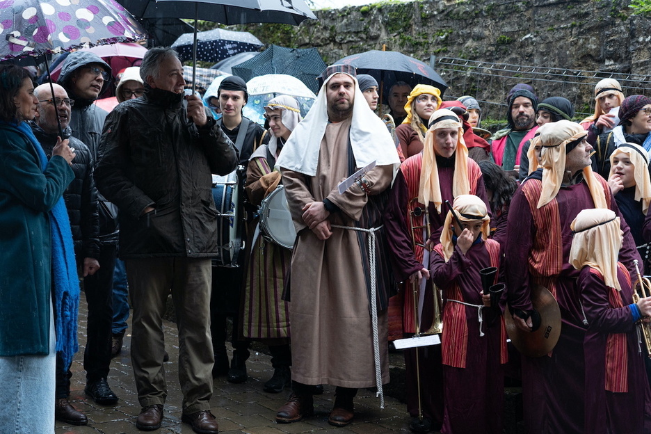 Espera bajo la lluvia a los magos de Oriente, que han accedido por el puente de la Magdalena..