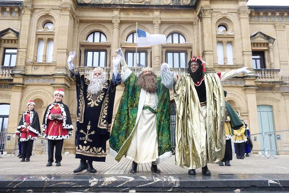 Los magos de Oriente saludan ante el Ayuntamiento donostiarra.