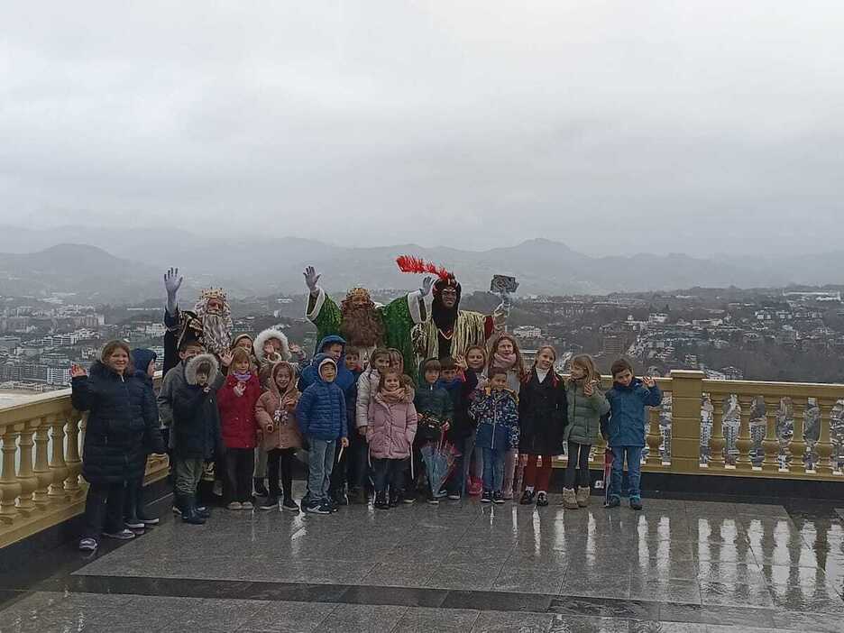 Melchor, Gaspar y Baltasar posan con un grupo de txikis en Igeldo.