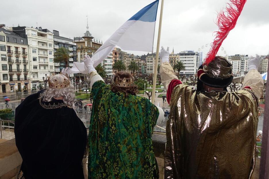 Los Reyes Magos saludan desde el balcón del Consistorio de Donostia.