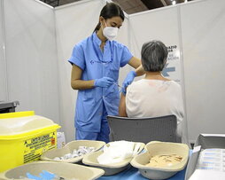 Trabajadora sanitaria con mascarilla.