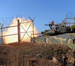 Un tanque surcoreano dispara fuego real en Baengnyeong.