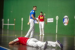 Joseba Ezkurdia se lamenta en el suelo tras un tanto perdido.