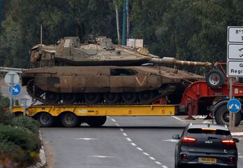 Transporte del Ejército israelí de un carro blindado en la Alta Galilea, cerca de la frontera con Líbano.