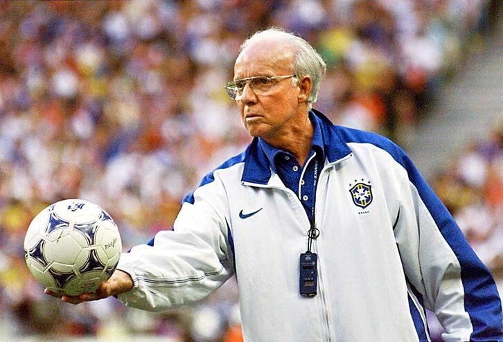 Lobo Zagallo dirigiendo a la selección brasileña en la final del Mundial 98 ante Francia en Saint Denis.