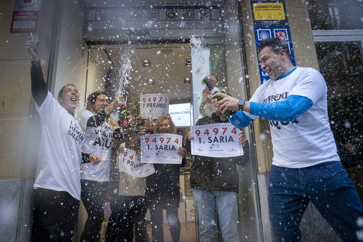 Celebración en el establecimiento de la calle Matia de Donostia que ha repartido parte del premio.