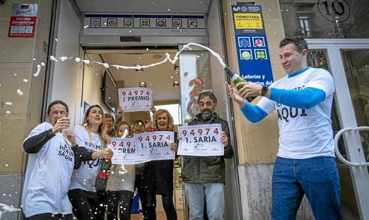 Celebración en el establecimiento de la calle Matia de Donostia que repartió parte del premio.