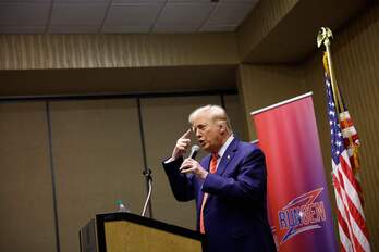 Donald Trump durante su charla ayer en una reunión de Run GenZ en un hotel de Iowa.