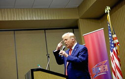 Donald Trump, durante su charla ayer en un hotel de Iowa.