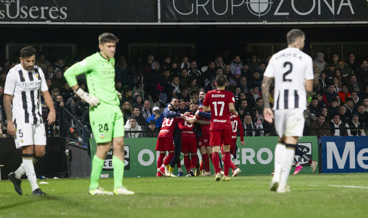 Los jugadores rojillon celebran el gol de Arnaiz, en el minuto 107.