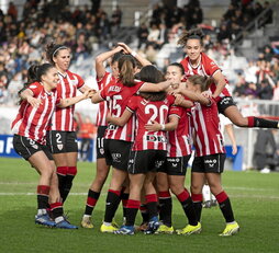 Nahikari es rodeada por sus compañeras para celebrar el 1-0.