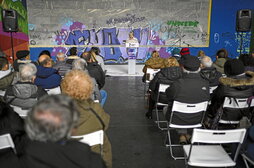 Pilar Garaialde se dirige a  los congregados en el acto de recuerdo a Mikel Goikoetxea.