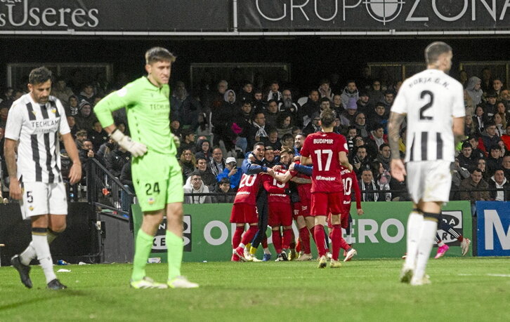 Los jugadores rojillon celebran el gol de Arnaiz en la prórroga.
