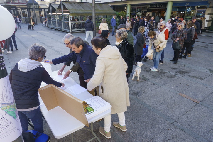 Participantes en el referéndum popular sobre Manteo el 30 de diciembre.