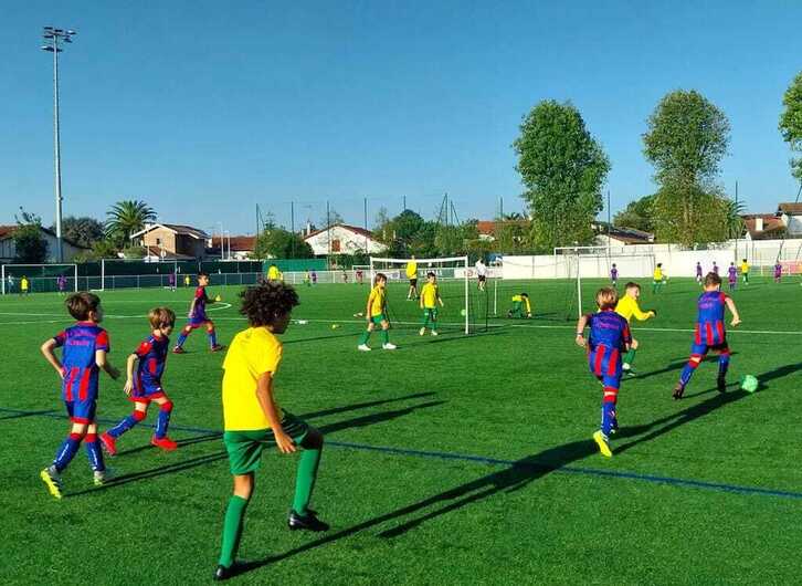 Chavales del club Eglantins durante un partido en su campo de Hendaia.