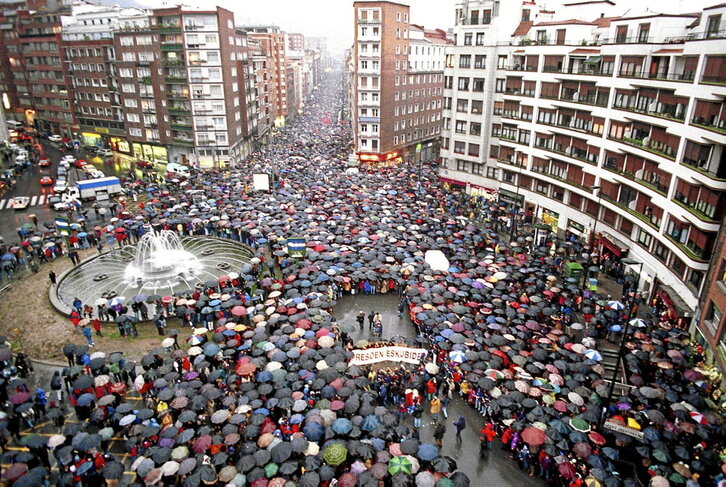 1999ko urtarrilaren 9an Bilbon egin zen manifestazioaren irudia, Zabalburutik hartuta. Ordura arteko jendetsu eta pluralena izan zen.