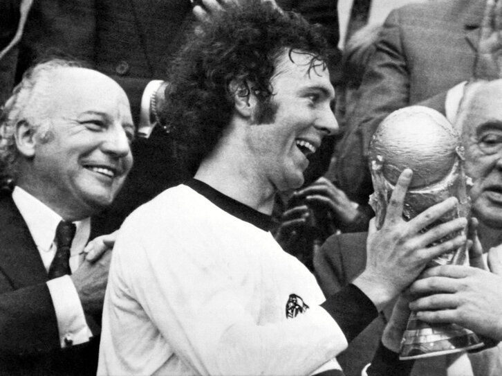 Franz Beckenbauer, Alemaniako kapitain zela, Munduko txapeldunen kopa eskuetan duela.