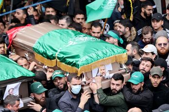 Palestinos llevan el féretro del líder de Hamas Saleh al-Arouri durante sun funeral en Beirut.
