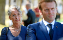 Élisabeth Borne, en julio de 2020, junto a Emmanuel Macron.