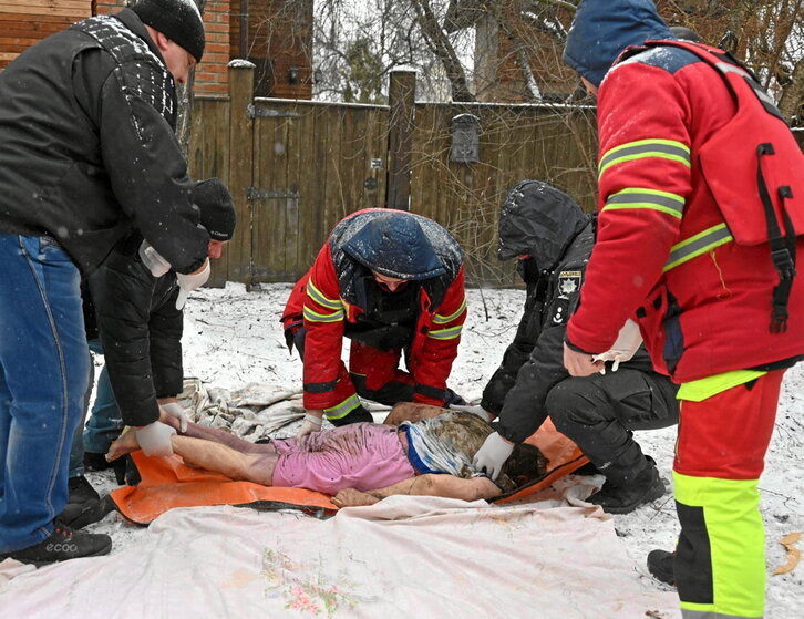 ArRecogen el cadáver de una víctima de los bombardeos rusos en Jarkiv.